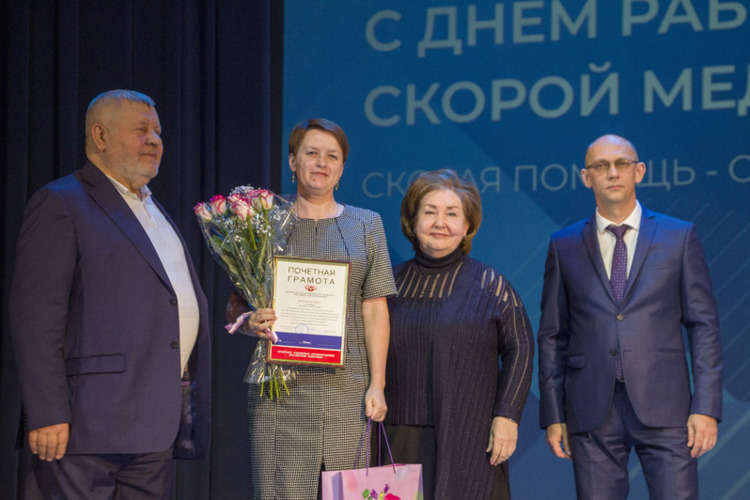 Председатель МООПРЗ РФ наградил сотрудников скорой помощи в Красногорске