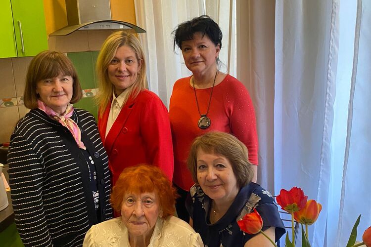 Члены профсоюза Ступинской больницы поздравили с Днём Победы 98-летнюю Родионову Веру Алексеевну.
