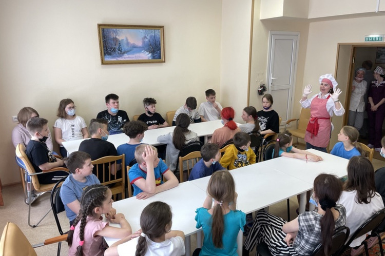 Для юных пациентов Королёвской городской больницы провели мастер-класс по приготовлению карамели