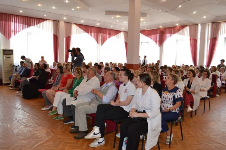 "Светить всегда, светить везде Вот лозунг НАШ и солнца"